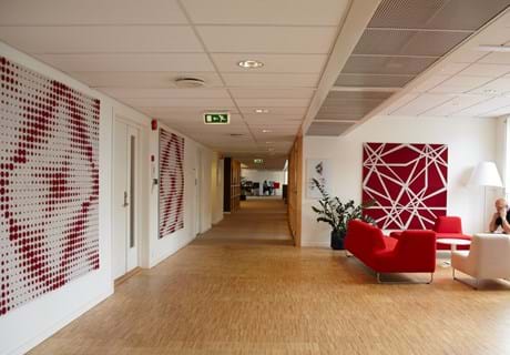 akustikmoduler i rød og hvid filt hos Tryg Oslo (6)